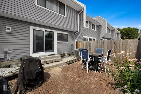 Exterior - 1236 Willow Ln, Gurnee, IL 60031 photo 3 of 6