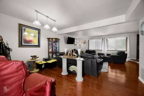 Living - 1236 Willow Ln, Gurnee, IL 60031 photo 4 of 4