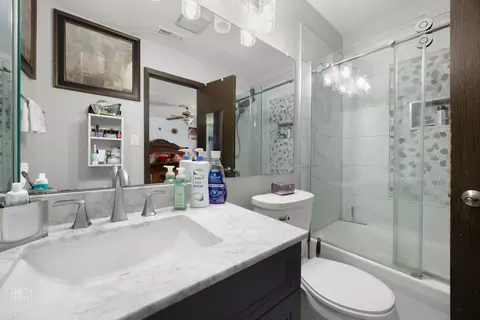 Bath - 1236 Willow Ln, Gurnee, IL 60031 photo 3 of 4