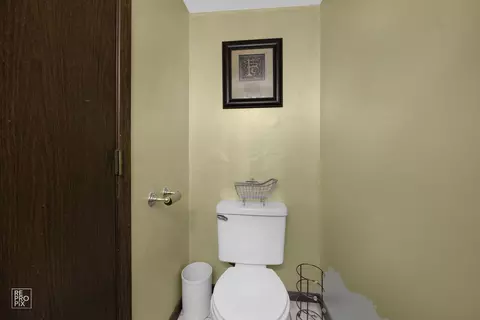 Bath - 1236 Willow Ln, Gurnee, IL 60031 photo 2 of 4