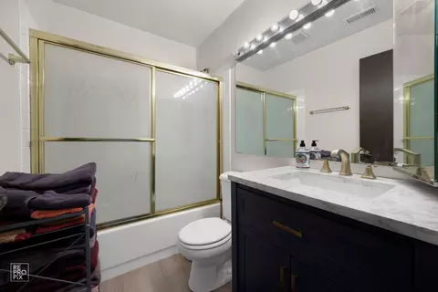 Bath - 1236 Willow Ln, Gurnee, IL 60031 photo 4 of 4