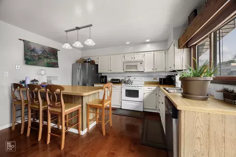 Kitchen - 1236 Willow Ln, Gurnee, IL 60031 photo 1 of 3