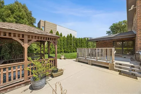 Exterior - 204 E 32nd St, Chicago, IL 60616 photo 6 of 9