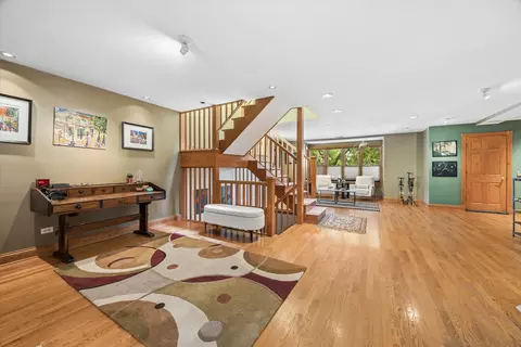 Entry Way - 204 E 32nd St, Chicago, IL 60616 photo 3 of 5