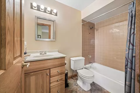Bath - 204 E 32nd St, Chicago, IL 60616 photo 2 of 4