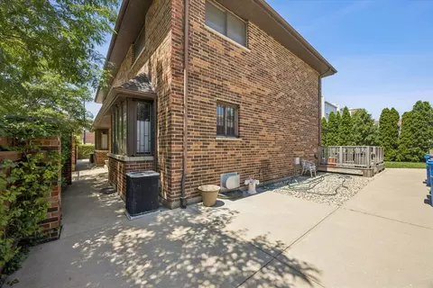 Exterior - 204 E 32nd St, Chicago, IL 60616 photo 7 of 9