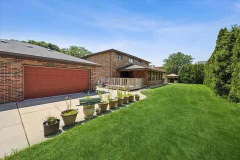 Exterior - 204 E 32nd St, Chicago, IL 60616 photo 2 of 9