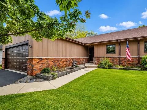 1608 Walsh Dr, Yorkville, IL 60560