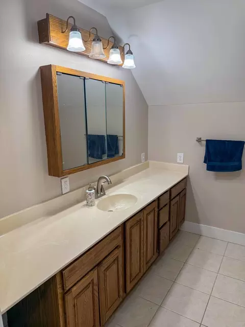 Bath - 506 N Webster St, Catlin, IL 61817 photo 2 of 3