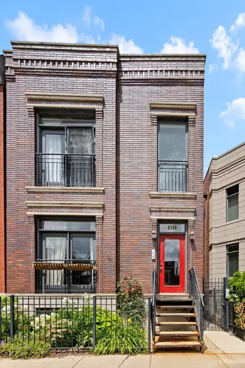 2140 W Huron St #2F, Chicago, IL 60612