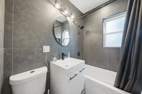Bath - 2212 E 70th St #1B, Chicago, IL 60649 photo 1 of 1