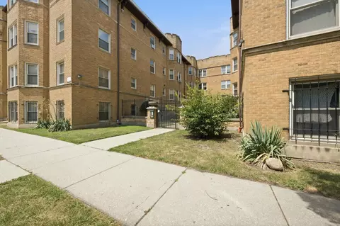 Exterior - 2212 E 70th St #1B, Chicago, IL 60649 photo 3 of 4