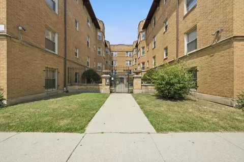 Exterior - 2212 E 70th St #1B, Chicago, IL 60649 photo 2 of 4