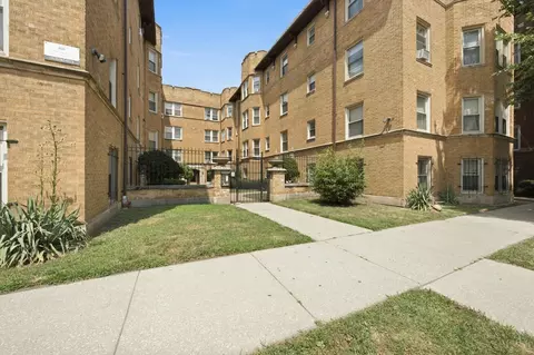 Exterior - 2212 E 70th St #1B, Chicago, IL 60649 photo 4 of 4