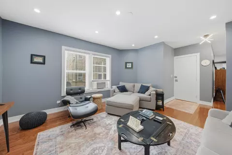 Living - 2212 E 70th St #1B, Chicago, IL 60649 photo 4 of 5
