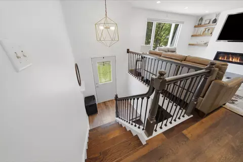Entry Way - 2206 Kingston Dr, Wheaton, IL 60187 photo 1 of 2
