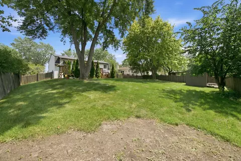 Exterior - 2206 Kingston Dr, Wheaton, IL 60187 photo 6 of 8