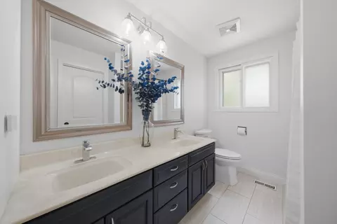 Bath - 2206 Kingston Dr, Wheaton, IL 60187 photo 1 of 2