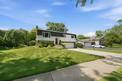 Exterior - 2206 Kingston Dr, Wheaton, IL 60187 photo 2 of 8