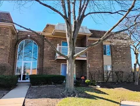 910 W Alleghany Dr #2B, Arlington Heights, IL 60004
