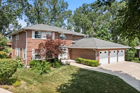 Exterior - 887 N Dovington Ct, Hoffman Estates, IL 60169 photo 2 of 4