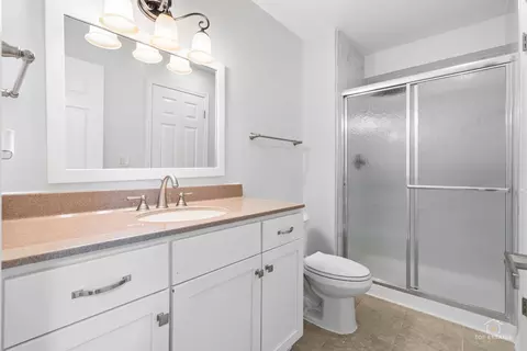 Bath - 887 N Dovington Ct, Hoffman Estates, IL 60169 photo 3 of 3