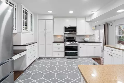 Kitchen - 887 N Dovington Ct, Hoffman Estates, IL 60169 photo 3 of 4