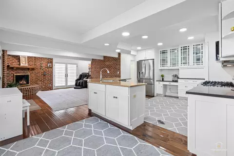 Kitchen - 887 N Dovington Ct, Hoffman Estates, IL 60169 photo 2 of 4