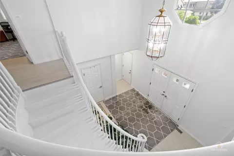 Entry Way - 887 N Dovington Ct, Hoffman Estates, IL 60169 photo 4 of 4
