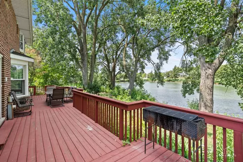 Exterior - 887 N Dovington Ct, Hoffman Estates, IL 60169 photo 3 of 4