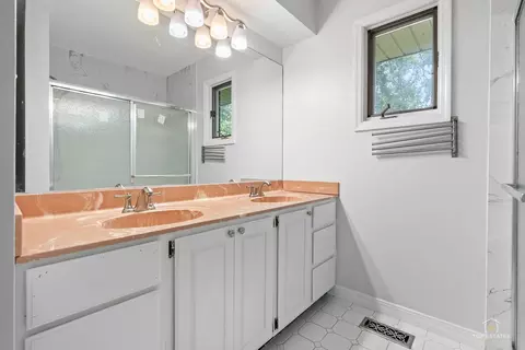 Bath - 887 N Dovington Ct, Hoffman Estates, IL 60169 photo 2 of 3