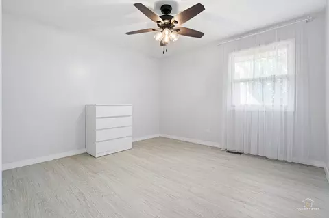 Bedroom - 887 N Dovington Ct, Hoffman Estates, IL 60169 photo 3 of 6