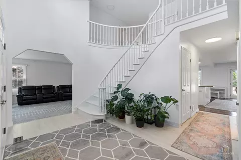 Entry Way - 887 N Dovington Ct, Hoffman Estates, IL 60169 photo 2 of 4