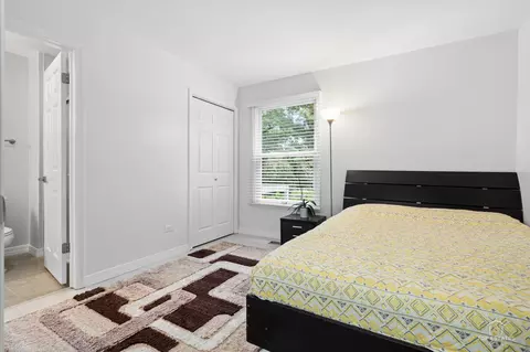 Bedroom - 887 N Dovington Ct, Hoffman Estates, IL 60169 photo 5 of 6