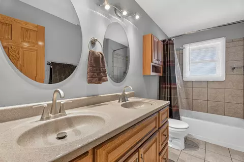 Bath - 4 Devon Ct, Bolingbrook, IL 60440 photo 2 of 3
