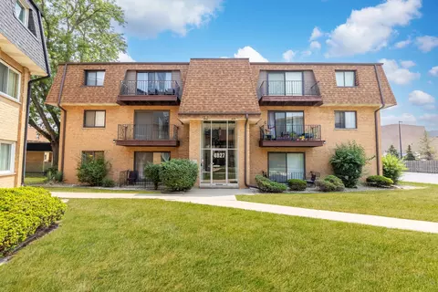 4827 W 109th St #101, Oak Lawn, IL 60453