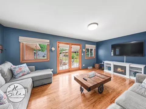Living - 4402 Sycamore Ln, Rolling Meadows, IL 60008 photo 8 of 8