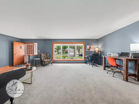 Living - 4402 Sycamore Ln, Rolling Meadows, IL 60008 photo 3 of 8