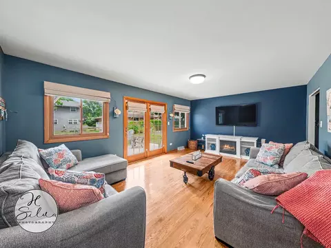 Living - 4402 Sycamore Ln, Rolling Meadows, IL 60008 photo 5 of 8