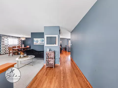 Entry Way - 4402 Sycamore Ln, Rolling Meadows, IL 60008 photo 1 of 1