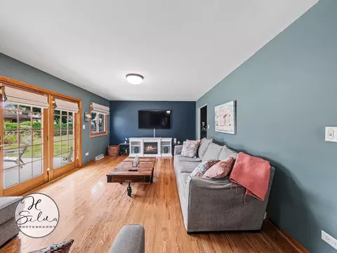 Living - 4402 Sycamore Ln, Rolling Meadows, IL 60008 photo 6 of 8