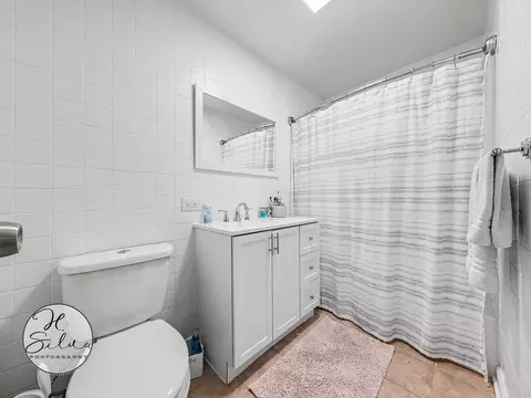 Bath - 4402 Sycamore Ln, Rolling Meadows, IL 60008 photo 2 of 2