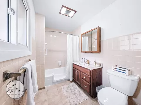 Bath - 4402 Sycamore Ln, Rolling Meadows, IL 60008 photo 1 of 2
