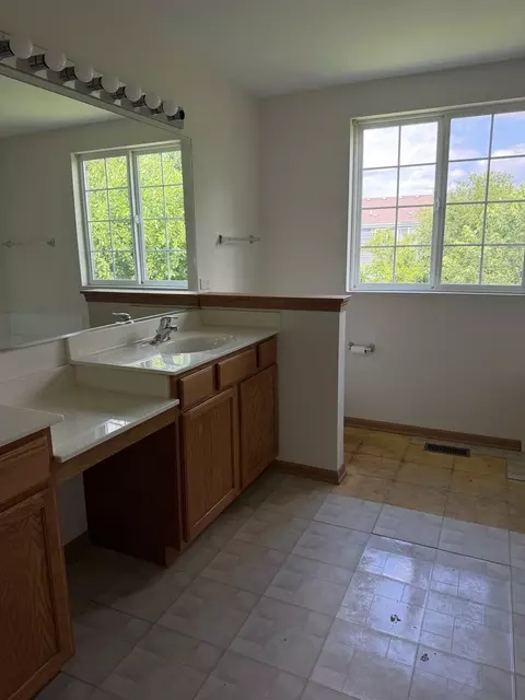 Bath - 1110 Symphony Dr, Aurora, IL 60504 photo 1 of 4