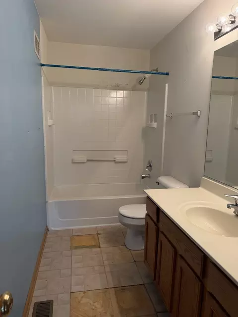 Bath - 1110 Symphony Dr, Aurora, IL 60504 photo 3 of 4