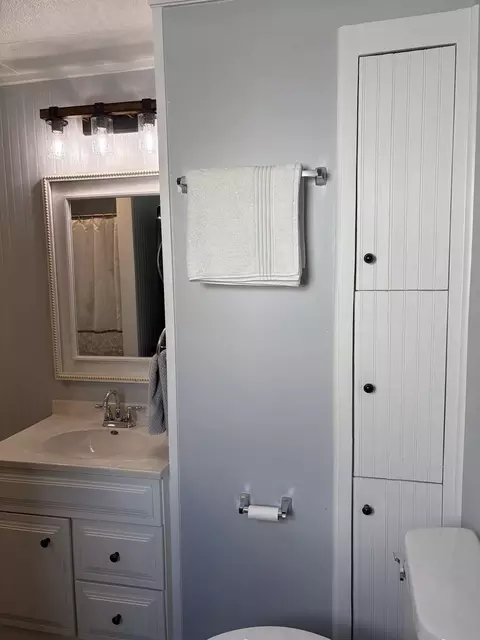 Bath - 509 S Madison St, Morrison, IL 61270 photo 6 of 6