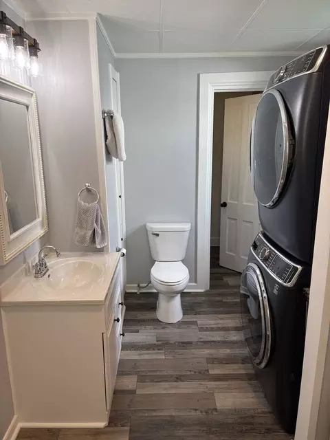 Bath - 509 S Madison St, Morrison, IL 61270 photo 4 of 6