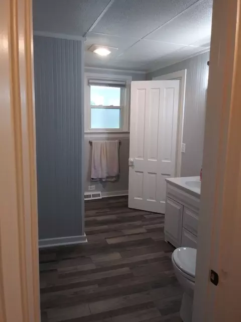 Bath - 509 S Madison St, Morrison, IL 61270 photo 2 of 7