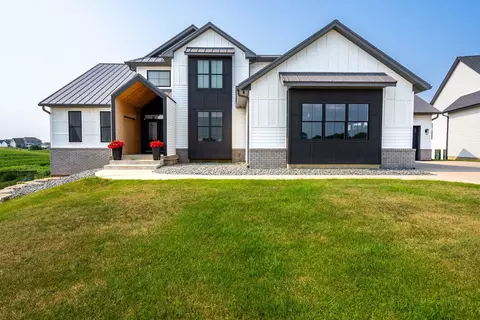 5492 Tucker Trl, Bettendorf, IA 52722