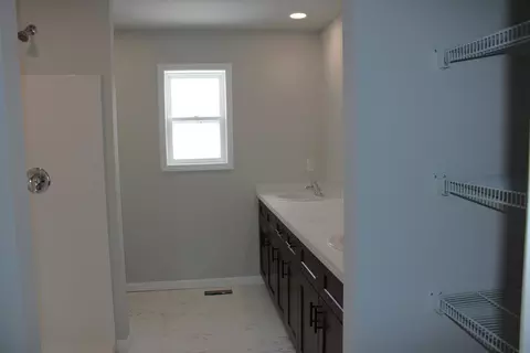 Bath - 828 Blackhawk Dr, Braidwood, IL 60408 photo 2 of 3